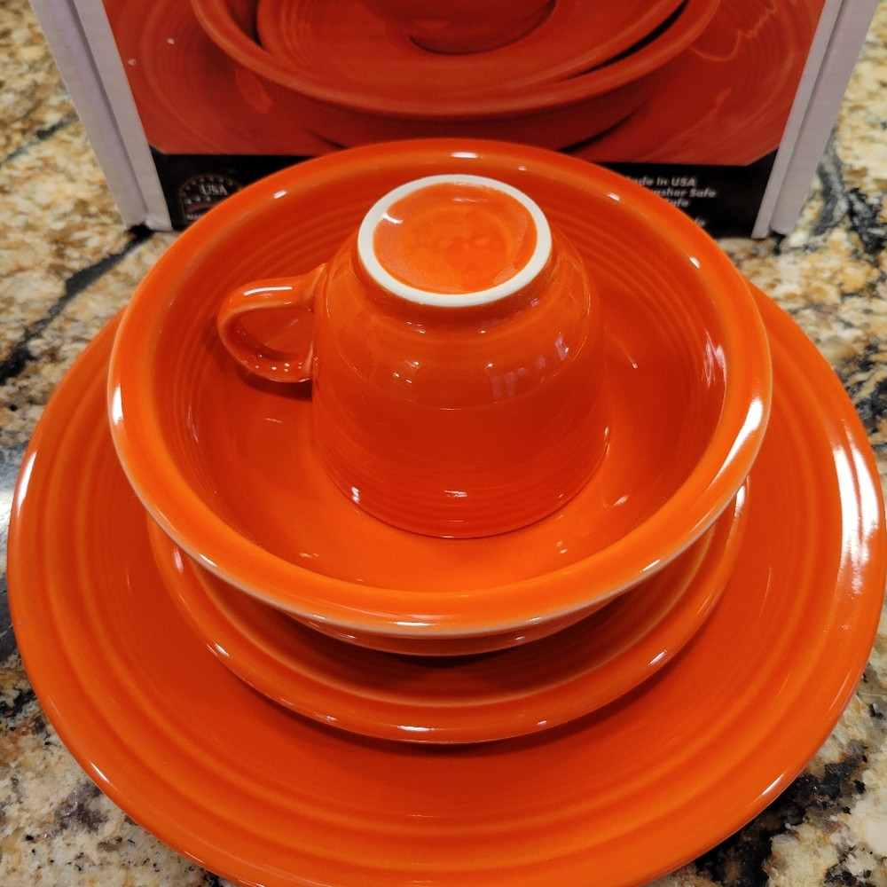 NIB Classic Rim 5-Piece Place Setting, Poppy - Picture 3 of 5